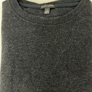Banana Republic Size Large Crew Neck Sweater in Charcoal. Good used Condition